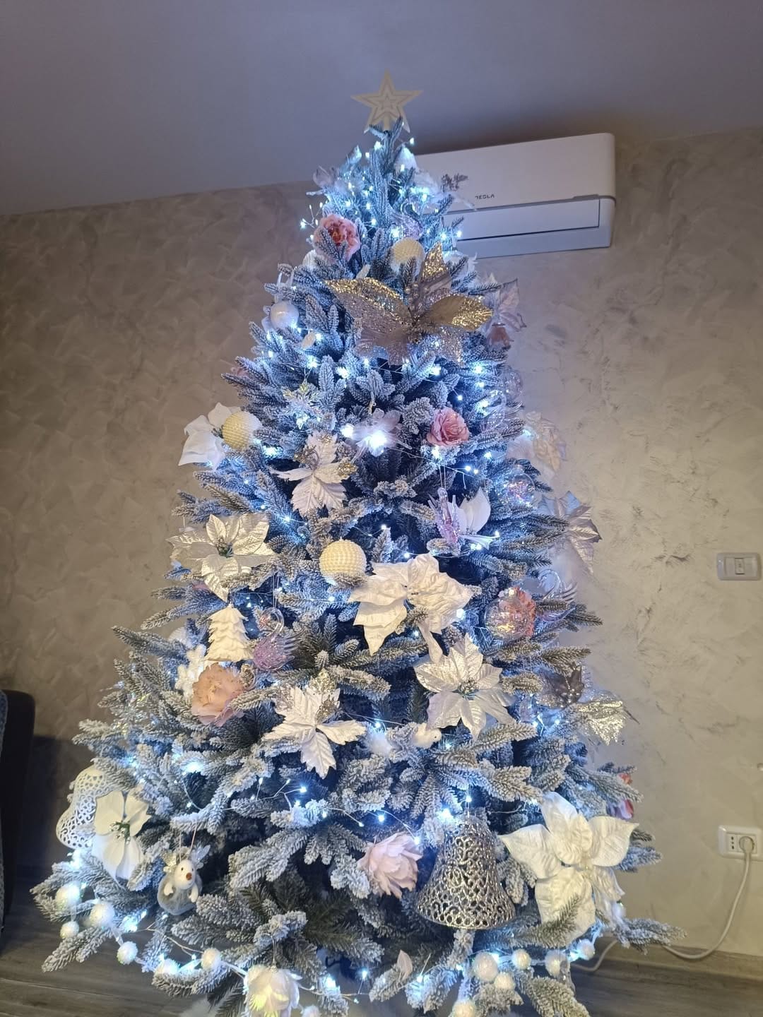 напълно заснежена изкуствена елха Harmonia
