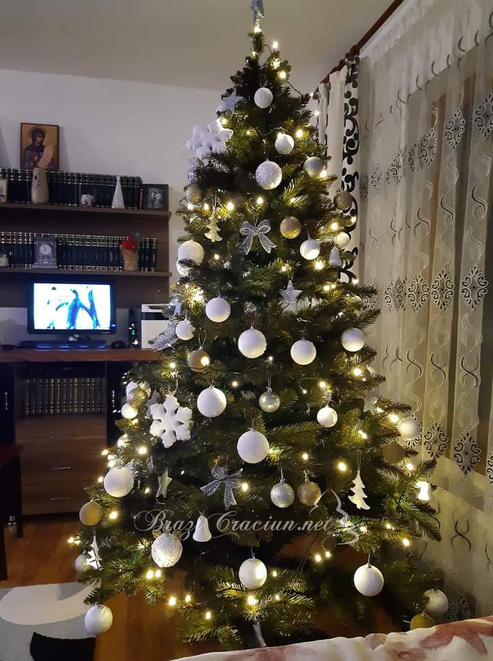 изкуствена елха Dosebit с големи бели играчки
