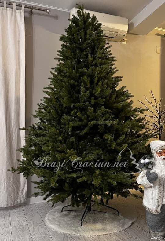 изкуствената елха Latimus без украса
