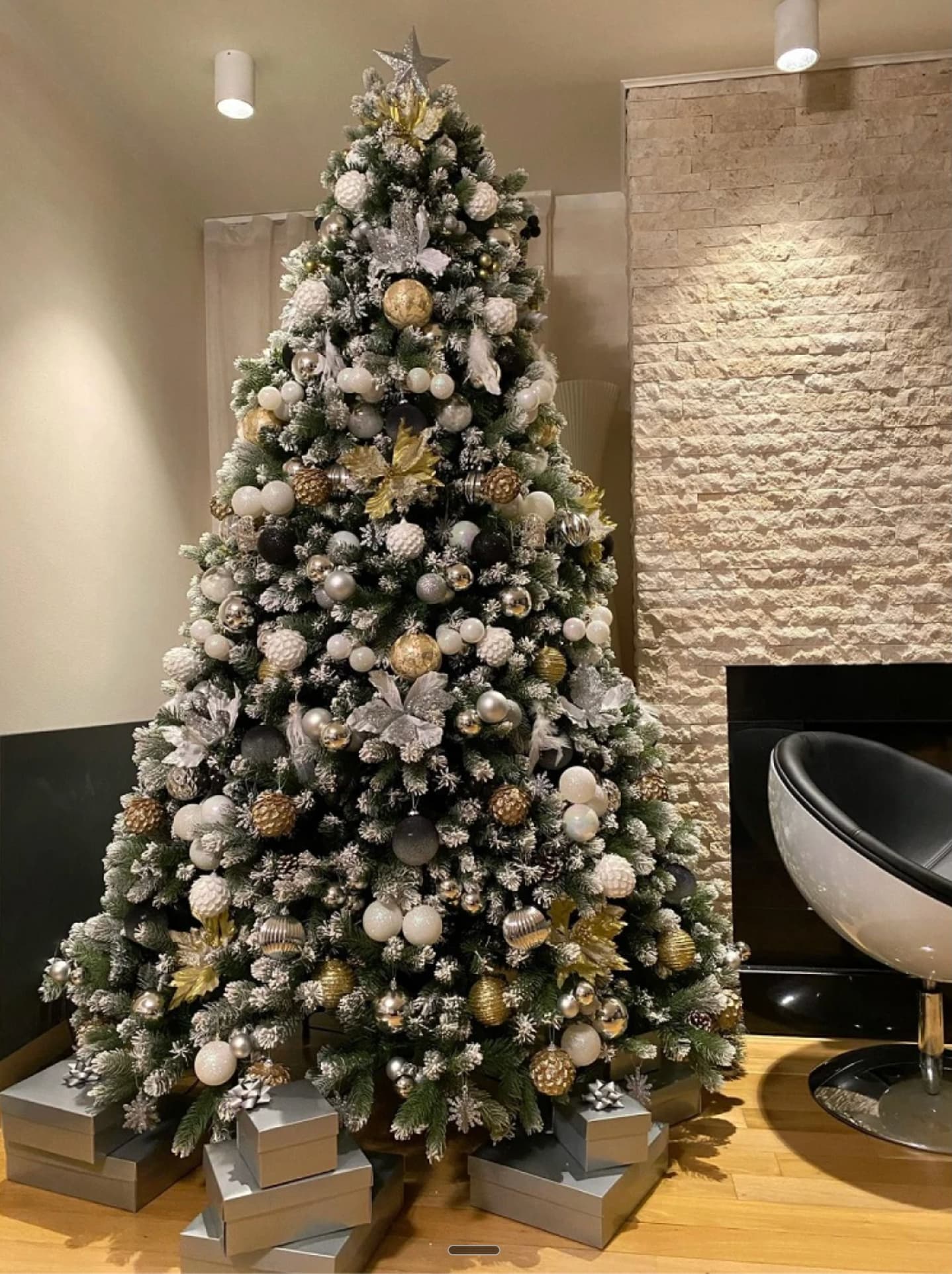 изкуствена елха Noel с големи шишарки и заснежени връхчета