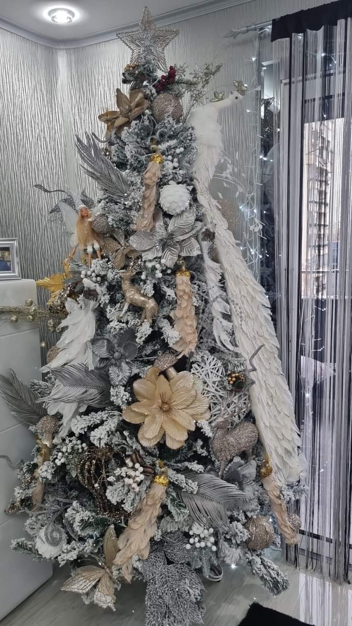 елегантно украсена заснежена изкуствена елха