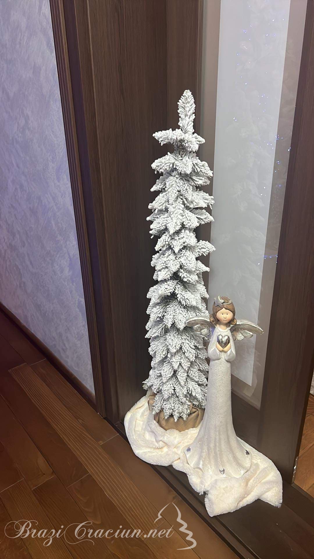 тясна изкуствена елха в коридора