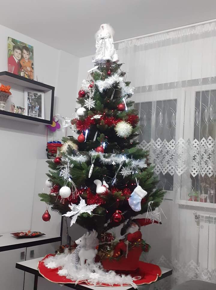 150 см изкуствена елха върху маса